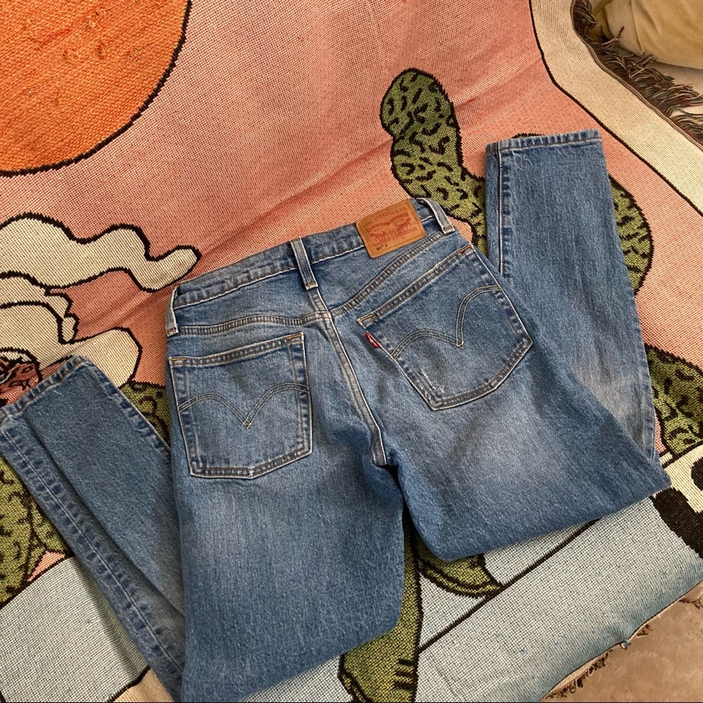 AUNTHETIC HIGH WAISTED LEVIS JEANS